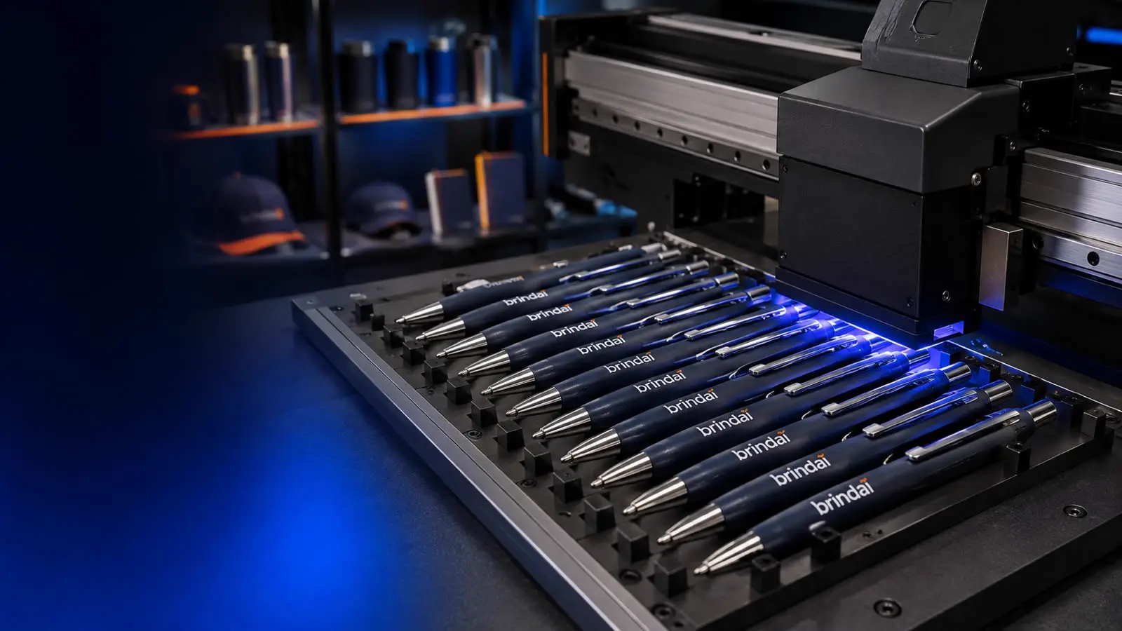 Impressão UV personalizando canetas Brindaí